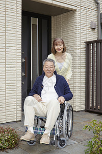 老年女性推着轮椅上丈夫出行图片