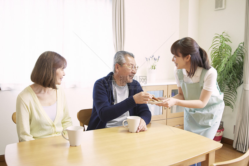 护工在照顾老年夫妇喝下午茶图片