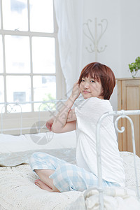 床上伸懒腰的女性背景图片