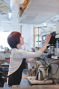 咖啡店里的女性咖啡师图片