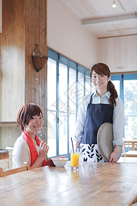 年轻短发女性餐厅与服务员点餐图片