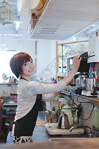 咖啡馆店员制作咖啡形象图片