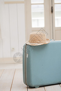 旅行箱和草帽背景图片