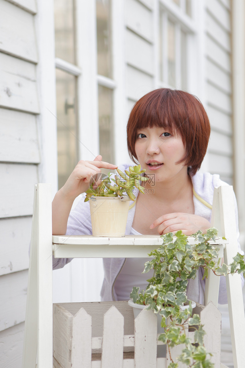 种植园艺的年轻短发女性图片