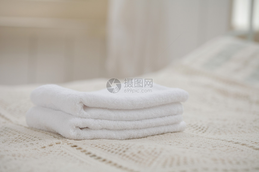 床上的白色毛巾图片