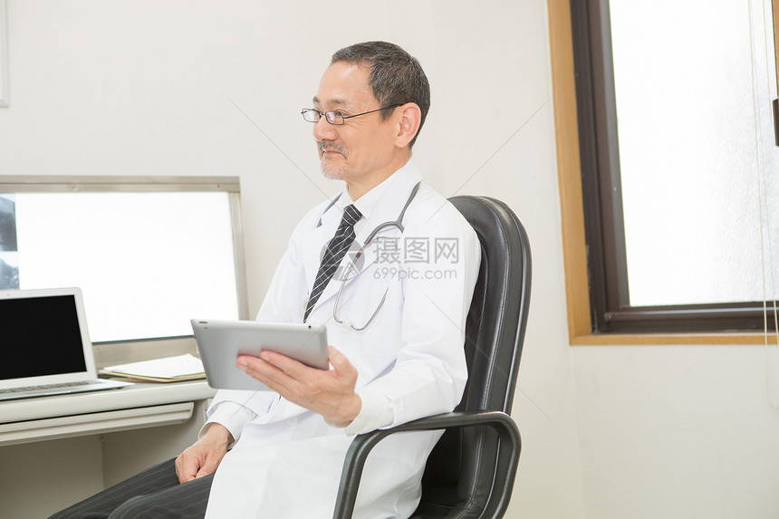 医院医生拿着平板电脑图片