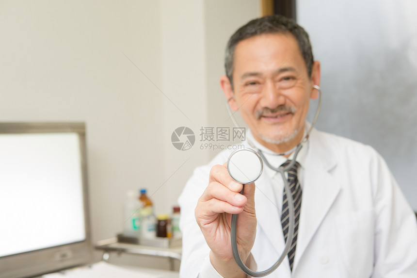 拿着听诊器的老年男性图片