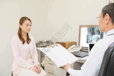 医生和患者在沟通病情图片