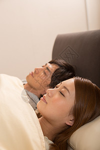 夫妻睡眠形象图片