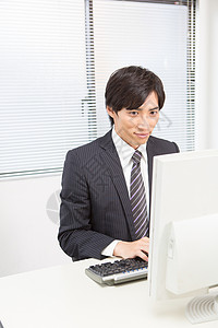 职场男性在电脑前工作图片