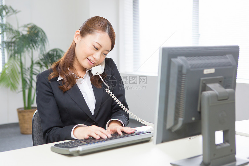 在办公桌边接听电话工作职业女性图片