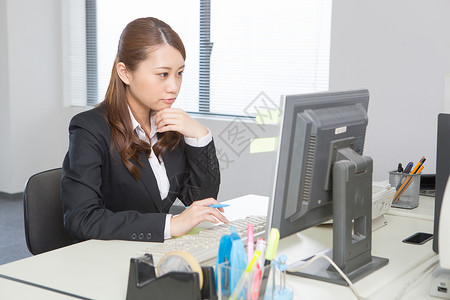 办公桌前工作的商务女性图片
