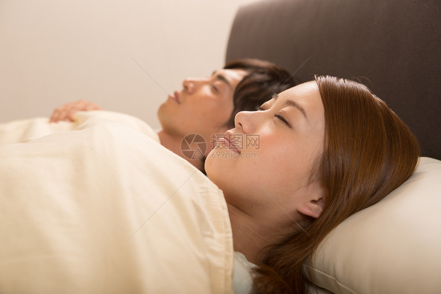夫妻睡眠形象图片
