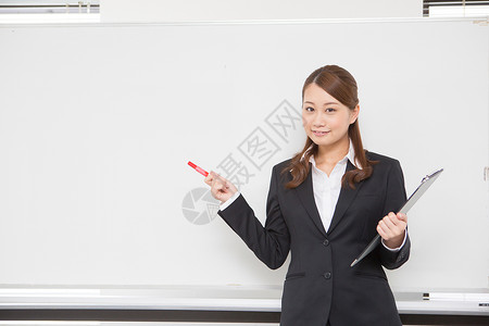 职场白领女性站在白板前图片