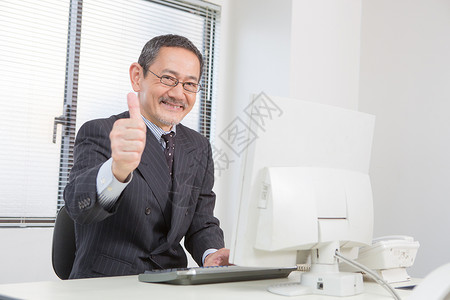 电脑前点赞的商务男性图片