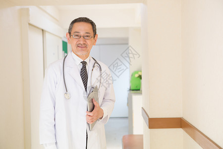 站在走廊的医生形象高清图片