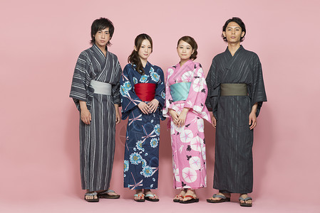 穿着和服的日本男女图片