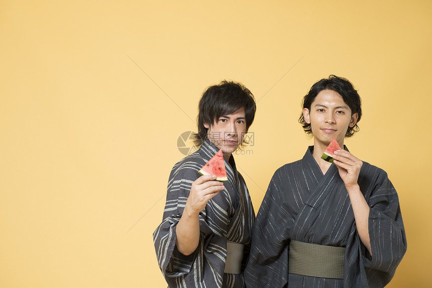 穿着和服吃西瓜的日本青年图片