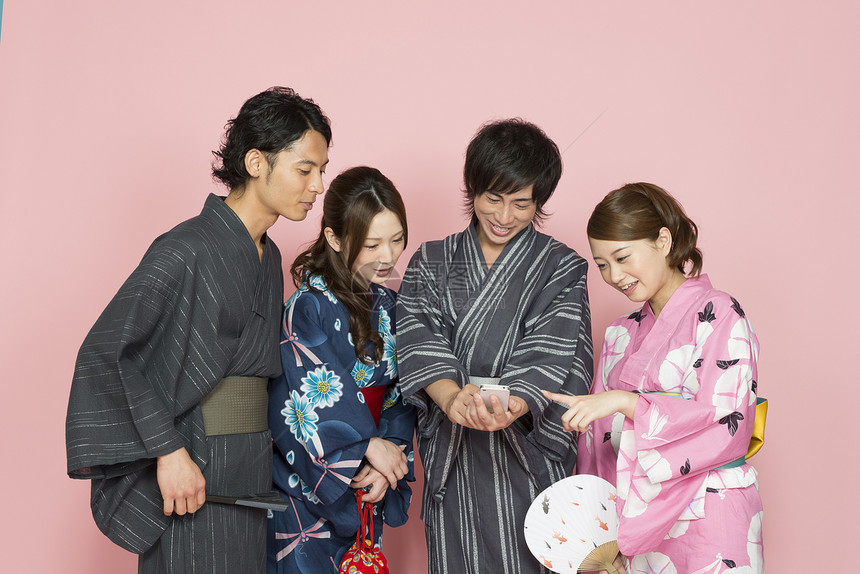 穿着和服的一起看手机的日本青年男女图片