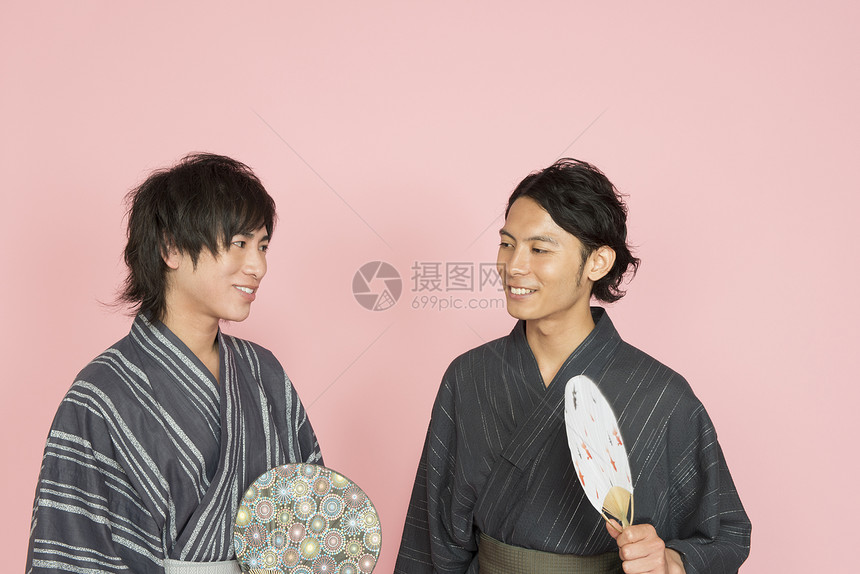 拿着扇子的日本和服青年图片