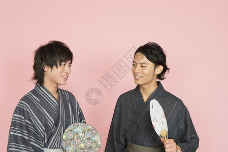 拿着扇子的日本和服青年图片