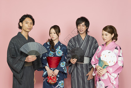 拿着扇子的日本和服青年男女图片