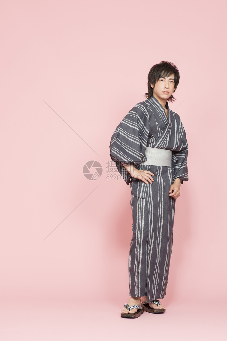 穿和服的日本男性图片