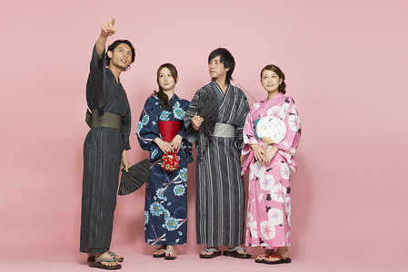 穿着和服的日本青年男女图片
