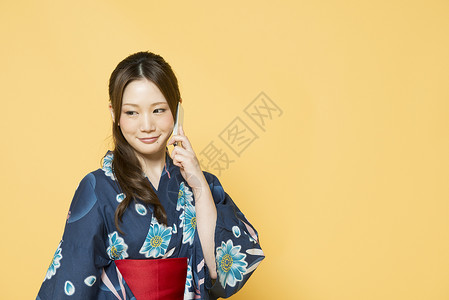 穿着和服打电话的日本少女图片