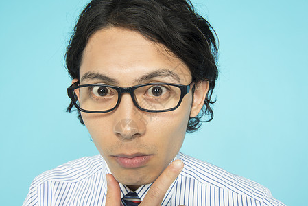 戴着眼镜的日本商务男士图片