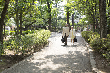 中年夫妻在公园里散步图片