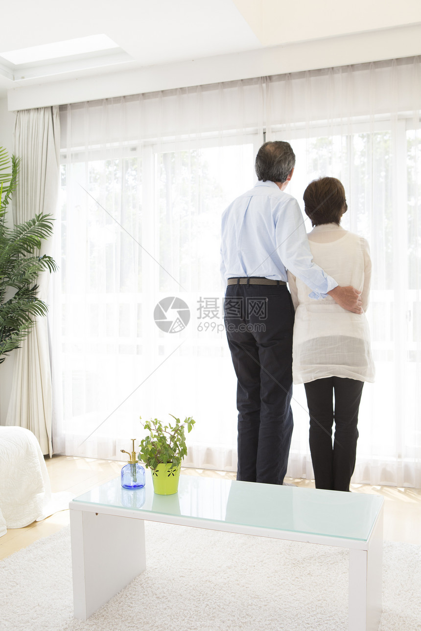 窗前看风景的老年夫妻背影图片