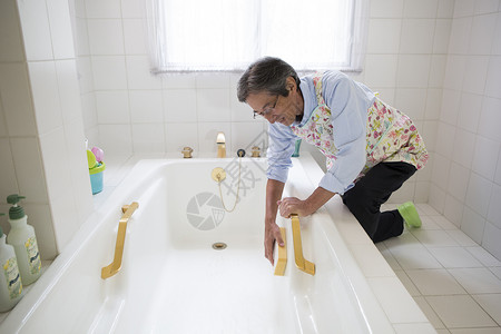 老年男性打扫浴室高清图片