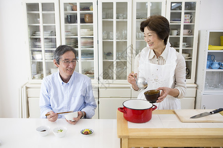 老年夫妻厨房制作美食图片