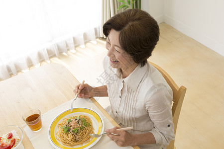 老年女性居家吃饭图片