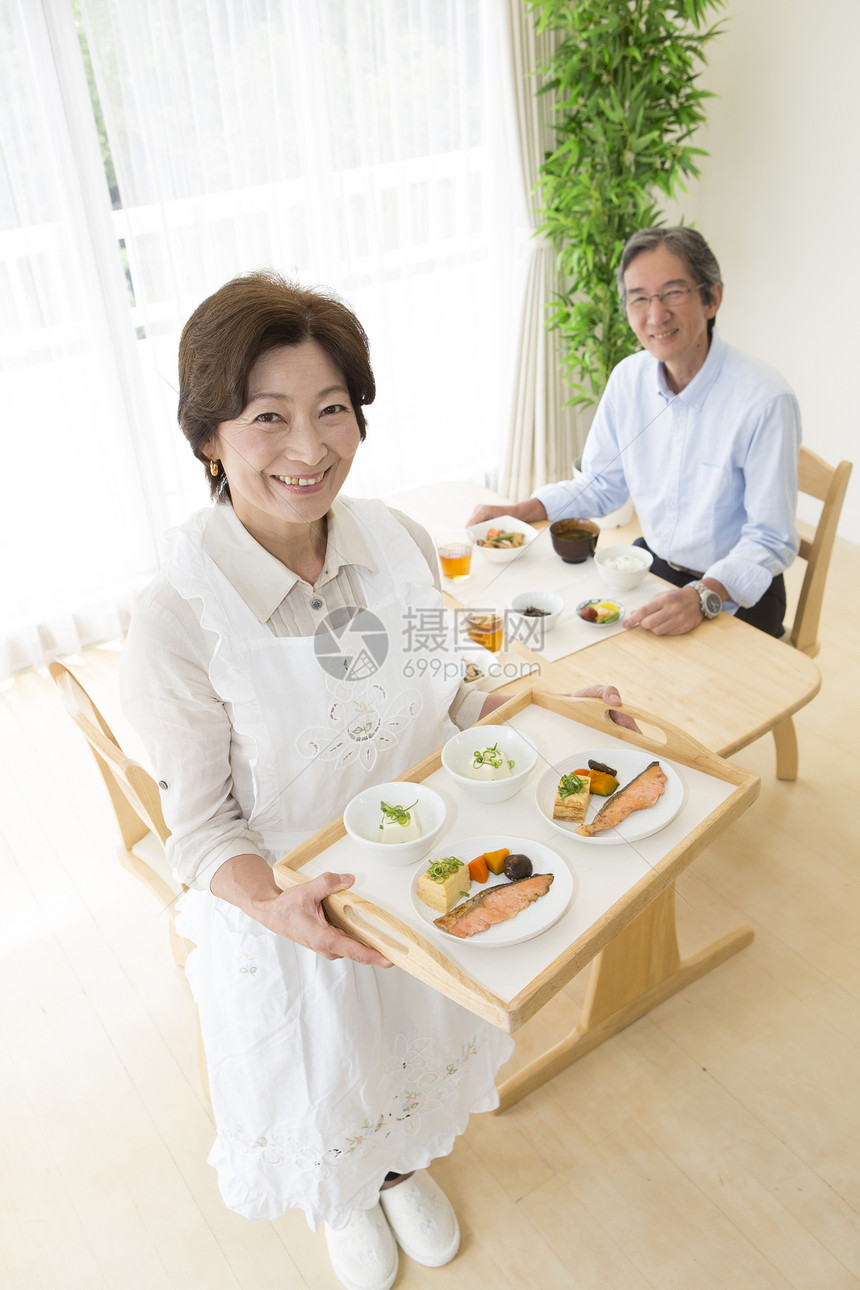 中年夫妇在餐厅吃饭图片