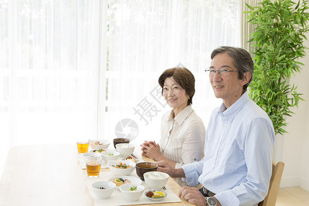 中年夫妇坐在一起吃饭图片