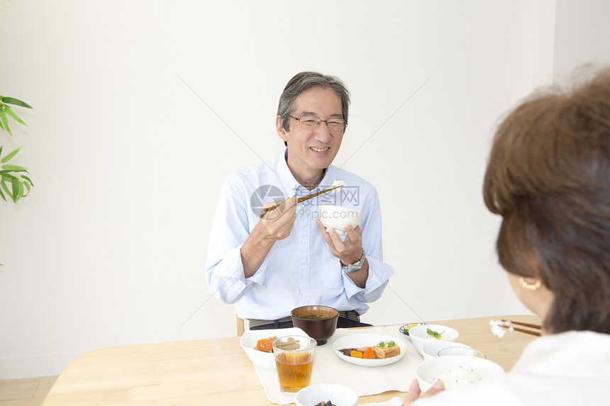 中老年夫妻在桌子上就餐图片