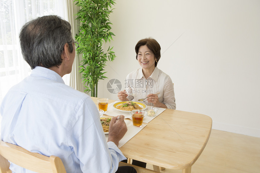 餐桌上吃饭的中年夫妇图片