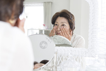 中年女性在照镜子化妆高清图片
