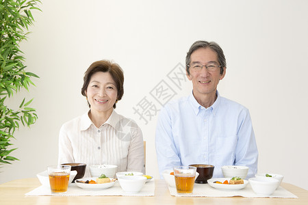 坐在餐桌前准备吃饭的夫妻图片