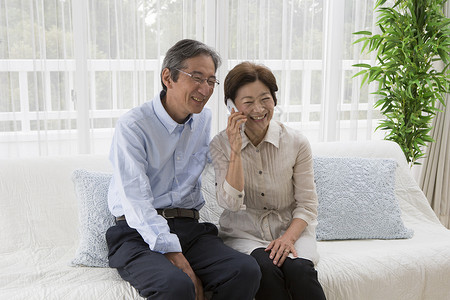 老年夫妻居家打电话图片