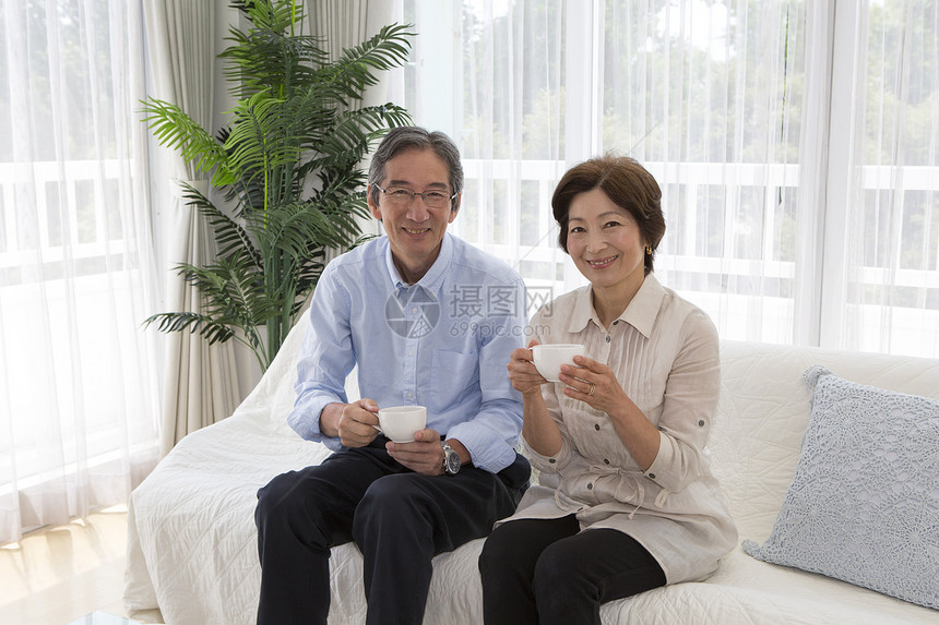 老年夫妻居家喝茶图片