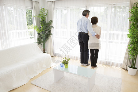老年夫妻居家看窗外风景背影图片
