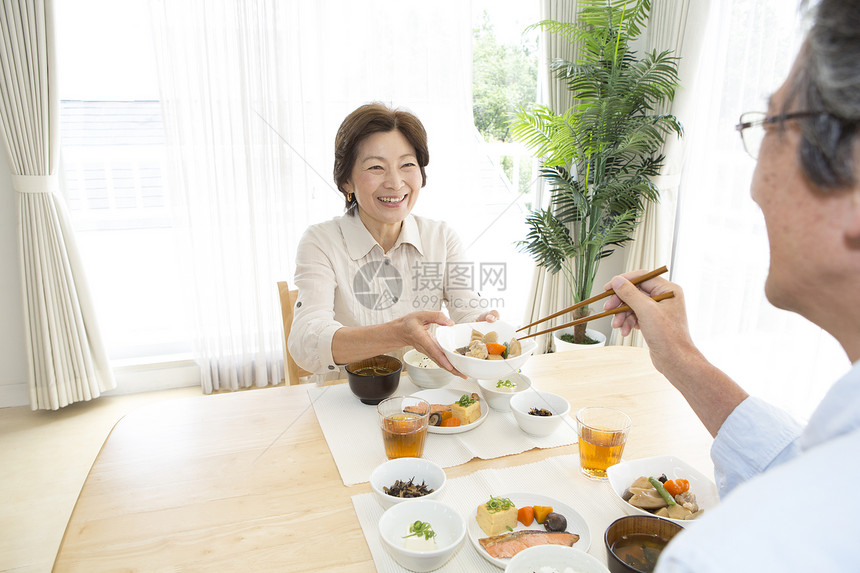 中老年夫妻在家吃饭图片