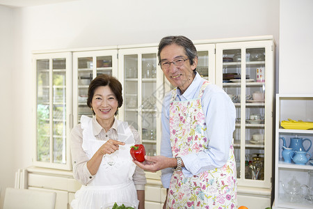 中老年夫妻厨房制作料理图片