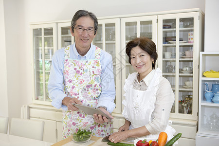 在厨房烹饪做饭的中年夫妇图片