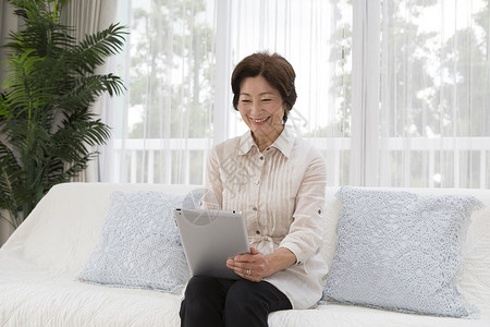 中老年女性居家使用平板电脑图片
