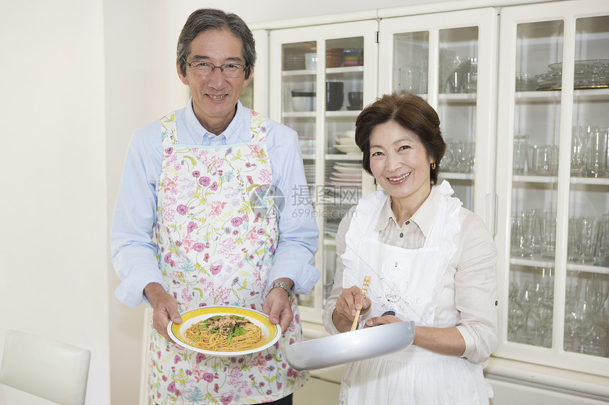 中老年夫妻厨房制作料理形象图片