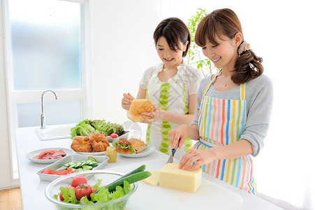 厨房里聊天做饭的妇女图片